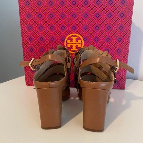 So pretty! Flower block heeled Tory Burch sandals. - Picture 7 of 8